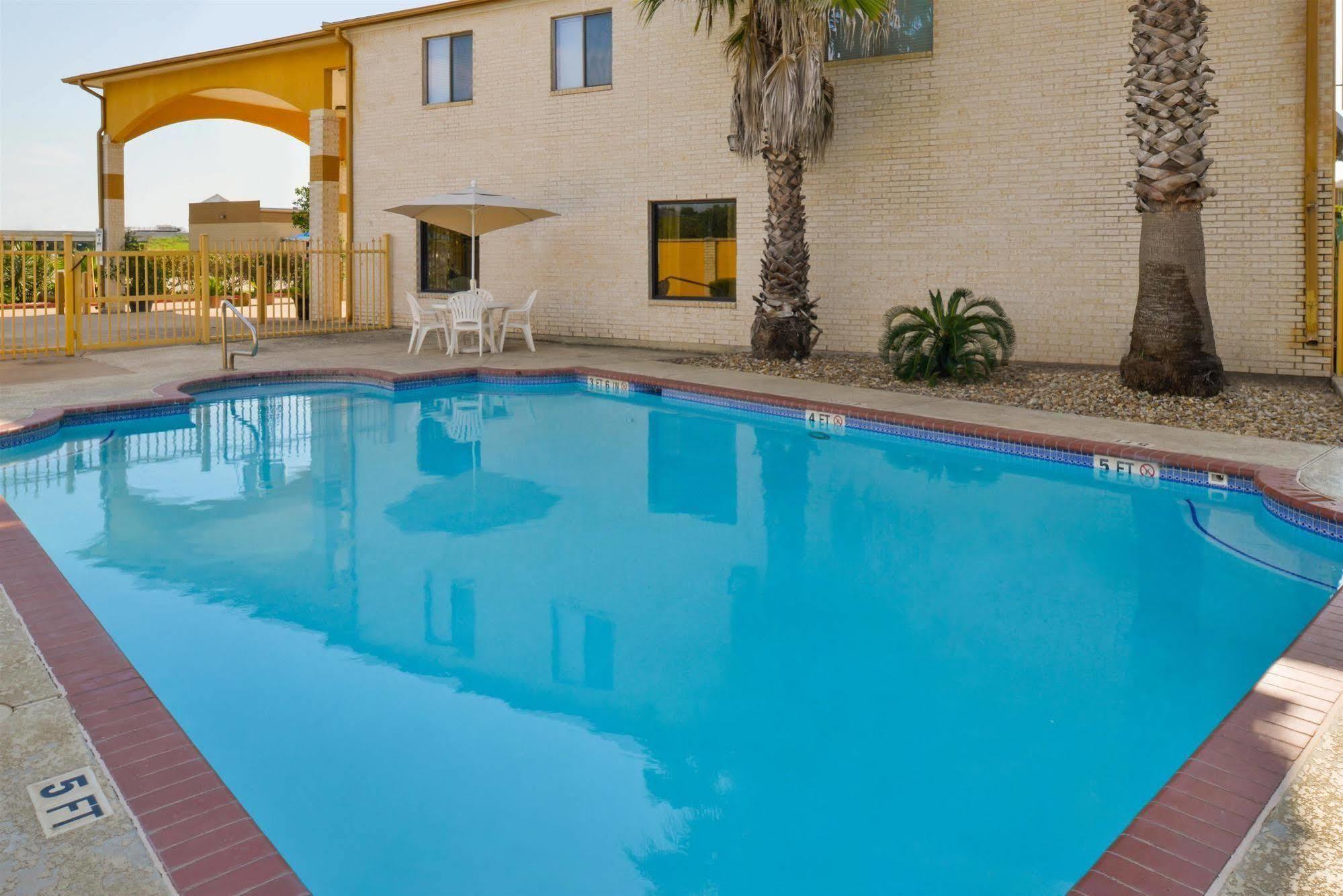 Americas Best Value Inn & Suites Waller/Prairie View Zewnętrze zdjęcie